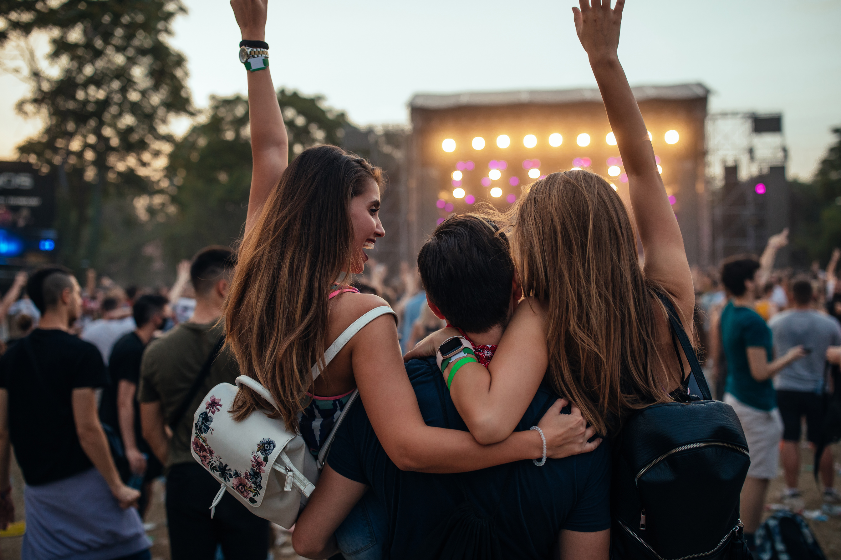 Açık hava konserinde festival ziyaretçileri
