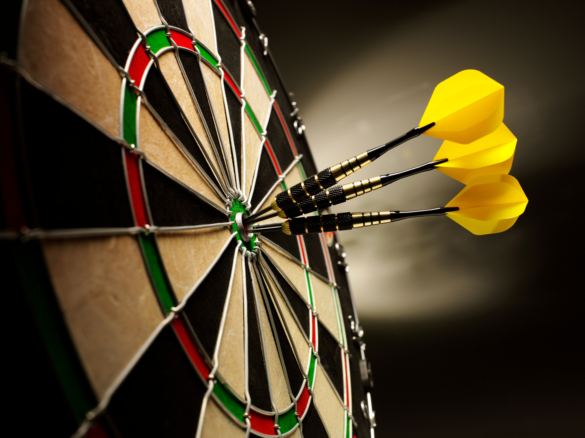 Hedefe isabet etmiş sarı dart okları